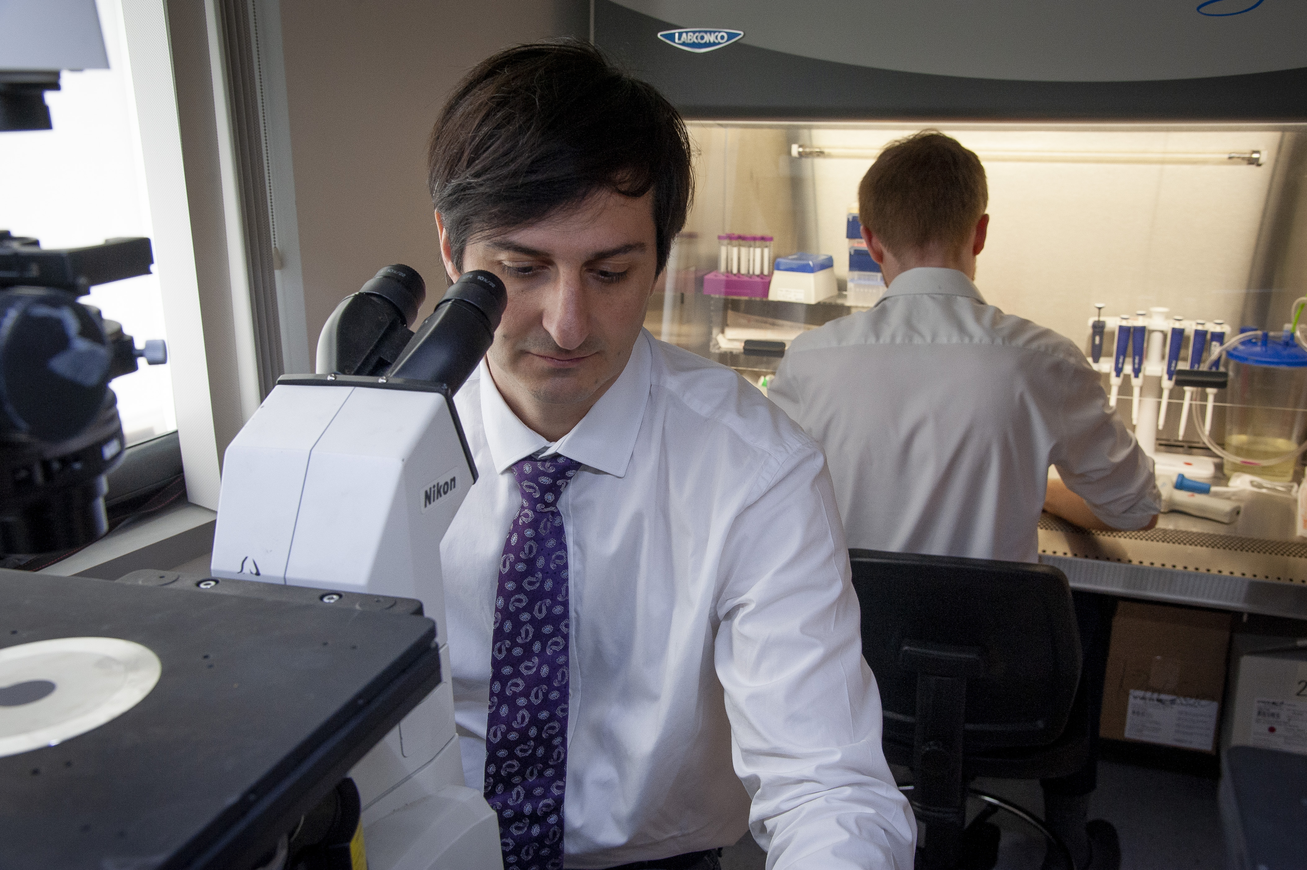 artur indzhykulian working in his lab