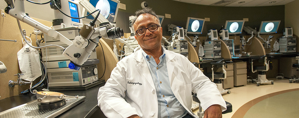 Dr. Sunil Puria in the Mass. Eye and Ear surgical training lab